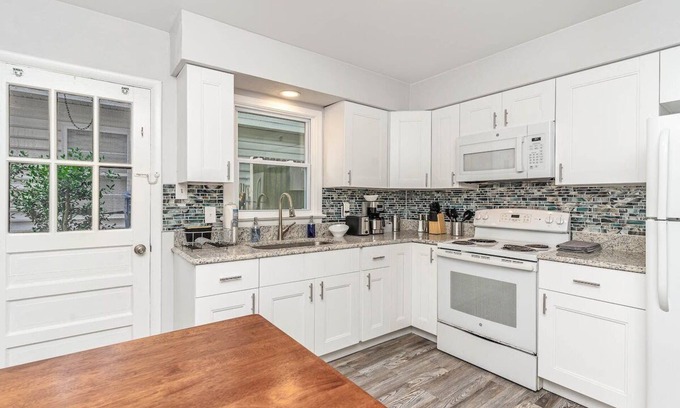Northeast Virginia Beach House | Wake Forest Bungalow - Suite B