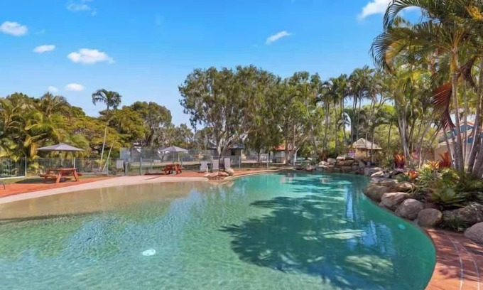Urangan Apartment | Wake to the Waves - 182A 1BRM Oceanfront Apartment