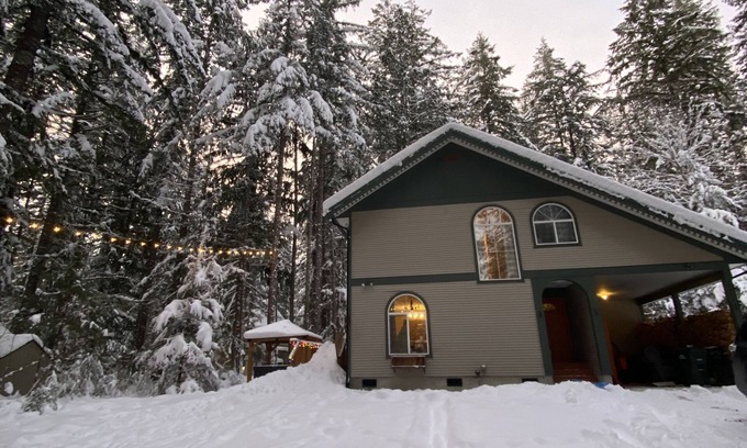 Warnick Cabin | Waldhaus Mountain Chalet, close to skiing, hiking, biking, Fiber WIFI, EVCharger