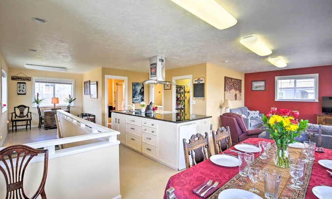 Waldport House | Waldport Townhome w/Dog Run on Alsea Bay!