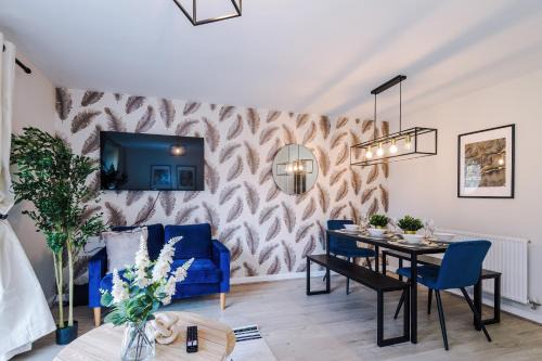 Speke House | Walk 2 JLR Halewood Airport - 5 Beds, Driveway fits 2 - 3 Bedrooms 3 WC-Speke Boulevard-South Liverpool-Sleeps 9 - Fully Equipped- Docks- Waterfront Bank Arena Liverpool by Arz Stays