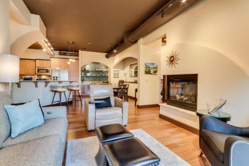 Coeur d'Alene Apartment | Walk Downtown Stunning Condo with Attached Garage