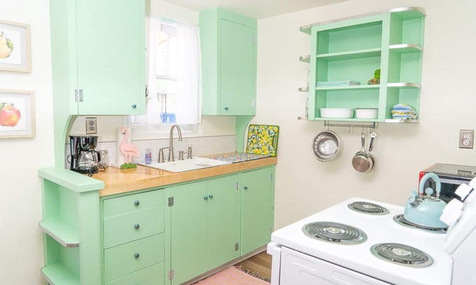 DeLand Apartment | Walk Everywhere Downtown Deland Apartment for 2