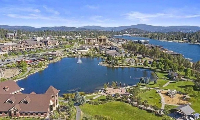 Coeur d'Alene Condo | Walk Everywhere! Modern Condo with Grand Deck
