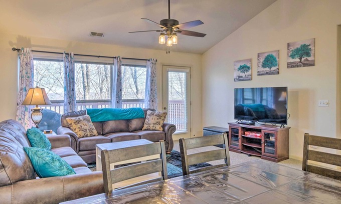 Branson West Condo | Walk-In Branson West Condo w/Balcony, Pool Access