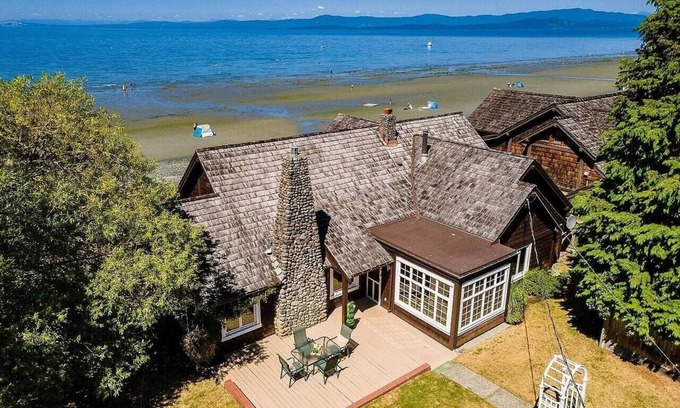 Regional District of Nanaimo House | Walk on Beach Front Cottage