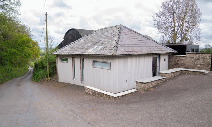 Abergavenny House | Walk & Ride Base – 20 minutes to The Wye Valley & Abergavenny