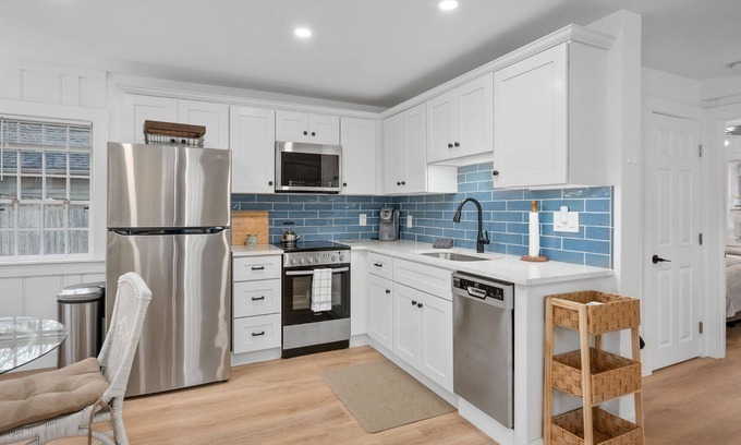 South Yarmouth Cottage | Walk to 3 Beaches & Waterfront Dining★Pet Friendly★Fire Pit★BBQ
