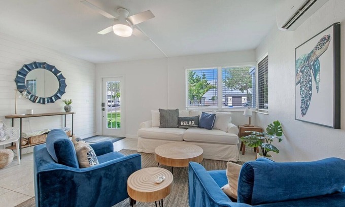 Lake Park House | Walk to 5th Ave and beach! New Renovation, perfect vacation house with lanai
