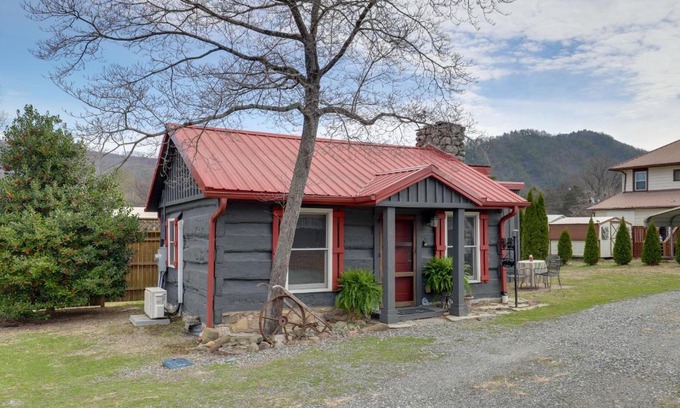 Hot Springs Apartment | Walk to Appalachian Trail Hot Springs Getaway!