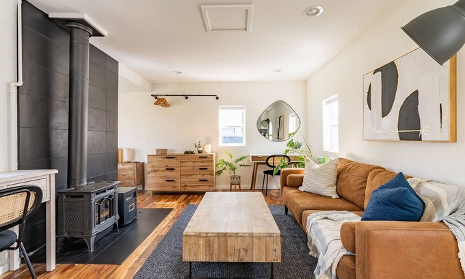 West Woodland Cottage | Walk to Award-winning Restaurants Cute Cottage