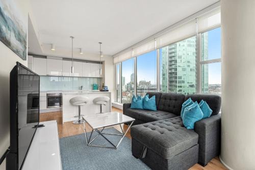 Victoria Park Apartment | Walk to Bars, Casino, Stampede & Saddledome PLUS FREE Bonus Banff Pass, Parking & Wine!