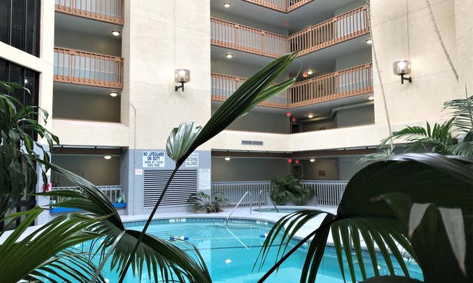 Hilton Head Condo | Walk to beach, classy 2/2 condo sleeps 7, in- & outdoor pools, tennis, courtyard