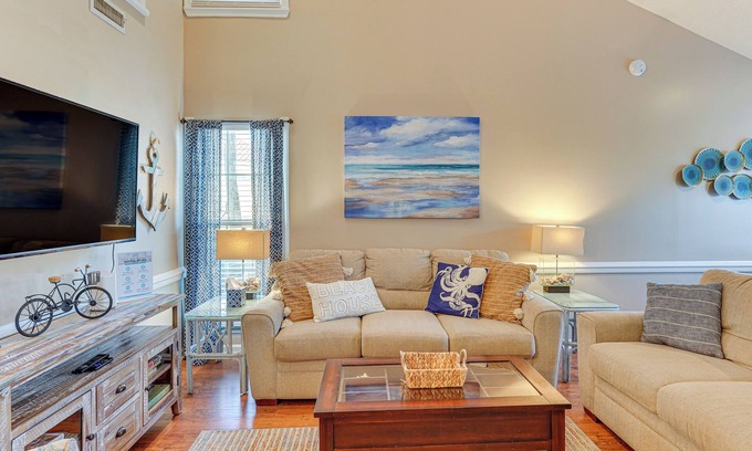 Summer Breeze Condo | Walk to Beaches: Resort Getaway Near Pier Park!