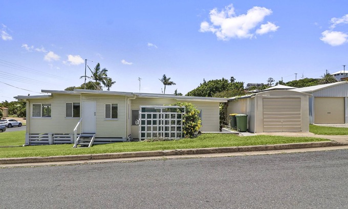 Emu Park House | WALK TO BEACH