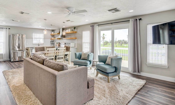 Galveston House | Walk to Beach: Charming Home w/Deck in Galveston