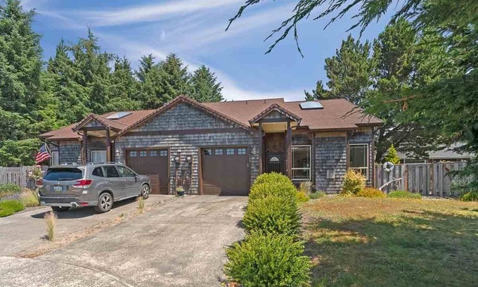 Long Beach House | Walk to beach, Discovery Trail, Fenced Yard (Latitude)