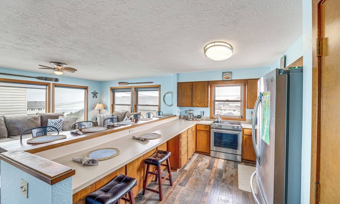 Lincoln City Cottage | Walk to Beach: Dog-friendly Home in Lincoln City