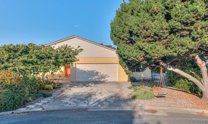 Bandon House | Walk to Beach or Town from Quiet and Cozy Cottage