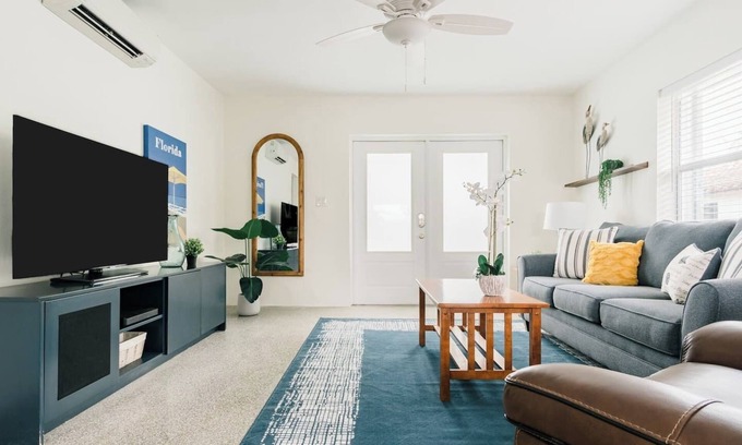 Pompano Beach Apartment | Walk to Beach & Sleep in King Bed -Island Comfort!