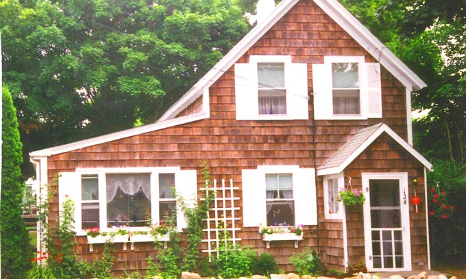 Oak Bluffs House | WALK TO BEACHES,HARBOR,EVERYTHING! IN-TOWN OB! Deck,A/C,Outdoor Shower, Wifi