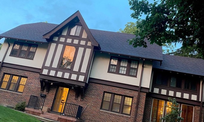 Angell House | Walk to Big House, campus-bars-restaurants. Fully renovated & HUGE. Sleeps 12.