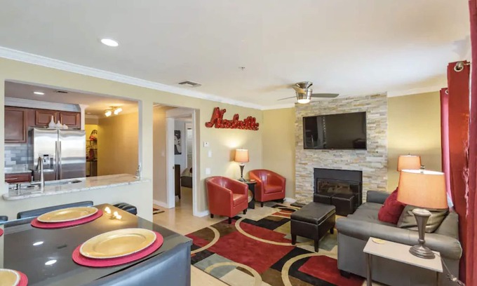 North Capitol Condo | ❤️Walk to Broadway/Close to ALL Venues/King Beds/Free Parking/On the River! POOL