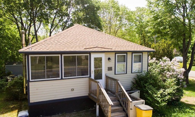 York Beach House | Walk to Cape Neddick Beach and Short Sands
