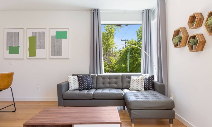 Minor House | Walk to CapHill Modern Brand New 2B2B Sleep 6
