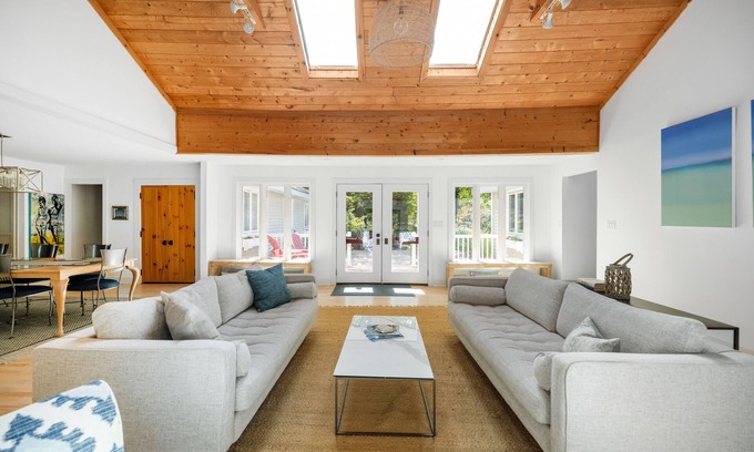 Harbert House | Walk to Cherry Beach, Chef’s Kitchen, Yoga Studio