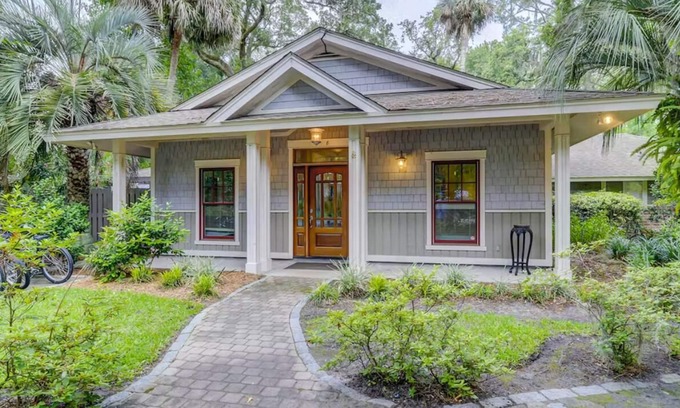 North Forest Beach House | Walk to Coligny, beach, shops, Pvt heated pool, new furnishings, tvs for 2024