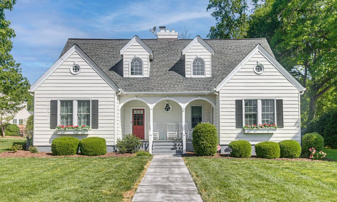 Belmont Historic District House | Walk to Dining & Shops: Historic Belmont Home