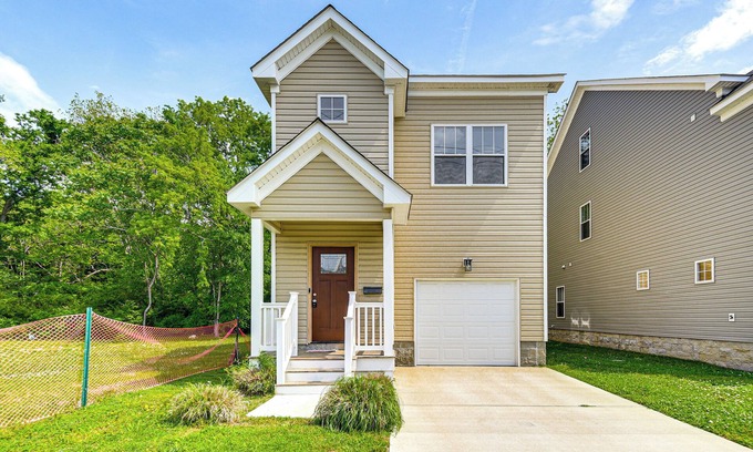 Hampton Cottage | Walk to Dining: Sleek Hampton Home w/Deck!