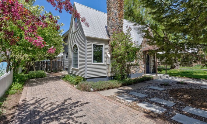 Old Town House | Walk to Downtown|Month Rentals|1 Dog Allowed