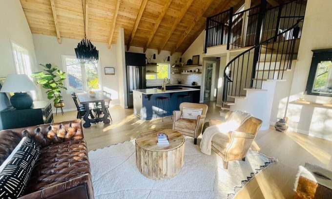 Sebastopol House | Walk to Downtown Sebastopol * Luxe Vacation Living