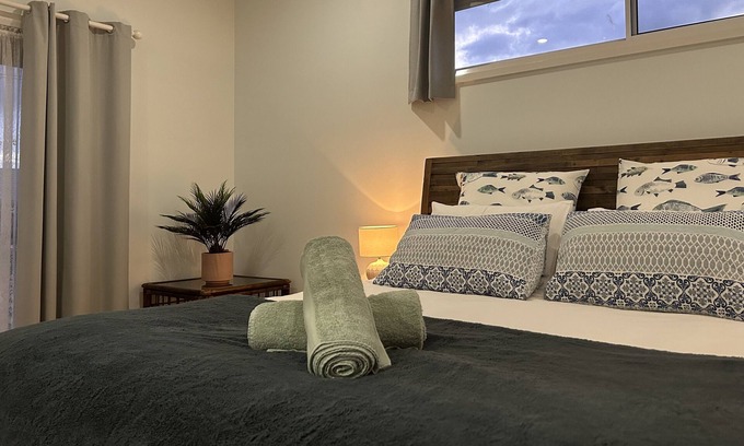 Lakes Entrance House | Walk to everything! Beach house backs onto parkland and 700m to the footbridge.