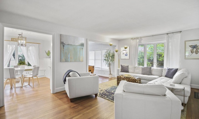 North Buckhead House | Walk to Everything! Beautiful Buckhead Home- You will Love!