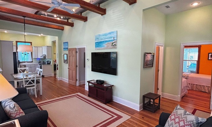 Lincolnville House | Walk to EVERYTHING Downtown within minutes. Lincolnville house w/on-site parking