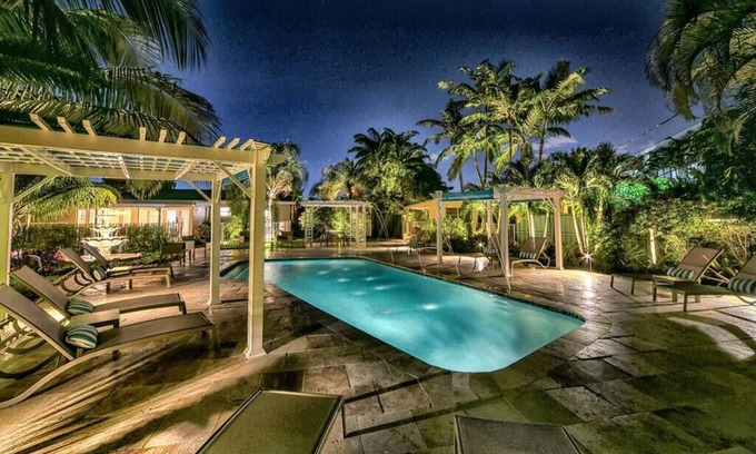 Wilton Manors Apartment | Walk to GAY Wilton Drive, Pool, Queen Bed, Kitchen, Living Room, Patio, WiFi, #3