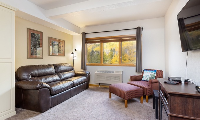 Mountain House Condo | Walk to Gondola in 8 minutes/Pool and Hot Tub/Fitness Room