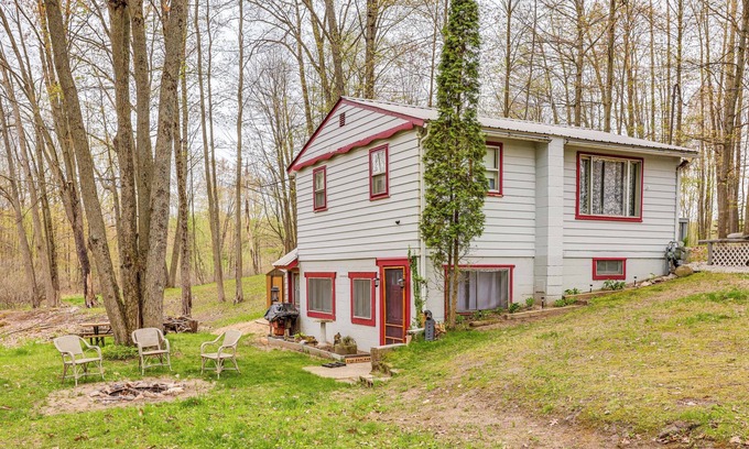 Lake Cabin | Walk to Gray Lake: Pet-Friendly Cottage