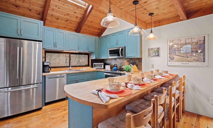 Truro House | Walk to Great Hollow Beach!