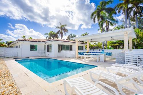 Hollywood Lakes Villa | WALK to Hollywood Beach Spectacular 5BR and 5BA Villa