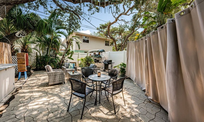 Indian Rocks Beach House | Walk to Indian Rocks Beach!