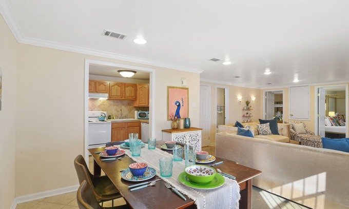 Seventh Ward House | Walk to Jazz Fest- 5 beds, Private Patio, Parking, Grill, King Suite w/TV