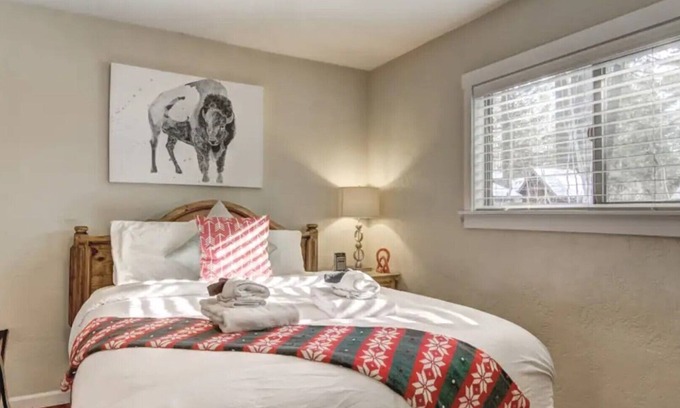 Bijou Park House | Walk to Lake Tahoe & shopping/Dining Chic Basecamp
