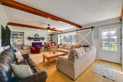 Kingston House | Walk to Lake Texoma Family-Friendly Retreat!