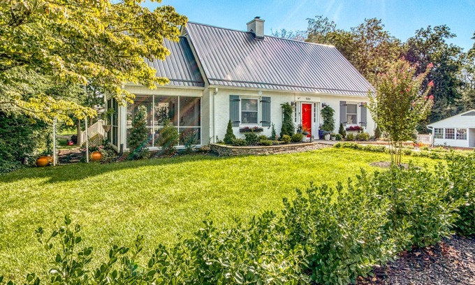 Miller Southside House | Walk to Lane/Cassell/Downtown