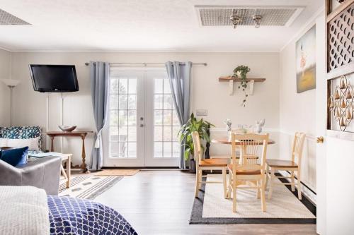 Hendersonville Apartment | Walk to Main Street HVL & Trail - Cozy Studio Retreat