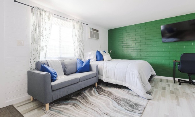 Riverside Apartment | Walk to Mill Avenue - Studio Apartment